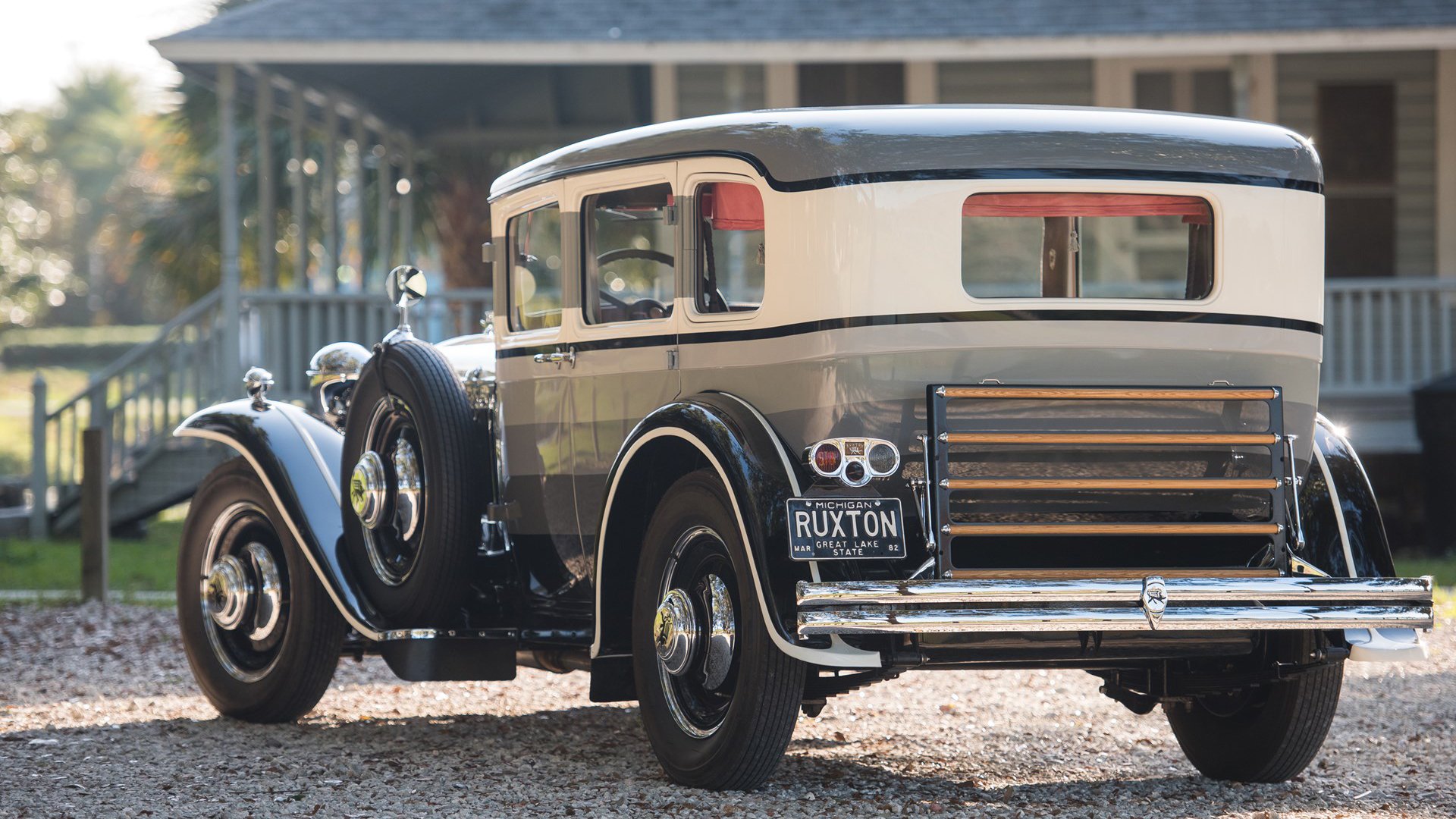 朱婷与小球员合影鼓励勇敢追梦,朱婷和队友互动